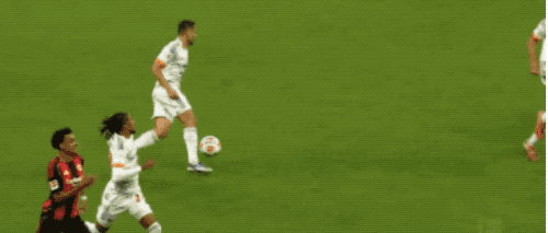 豪门悲喜夜,切尔西绝杀利物浦,拜仁十连胜创纪录,皇马稳步前行。